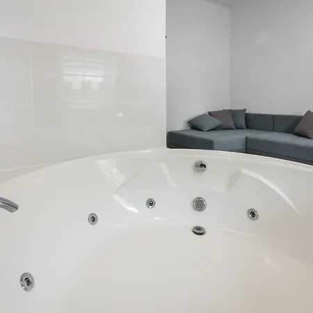 Jacuzzi Jm Wawelofts شقة كراكوفيا